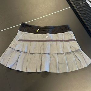 Lululemon: Pace Setter Skirt (Regular)
Color: Heathered Gray / Black
